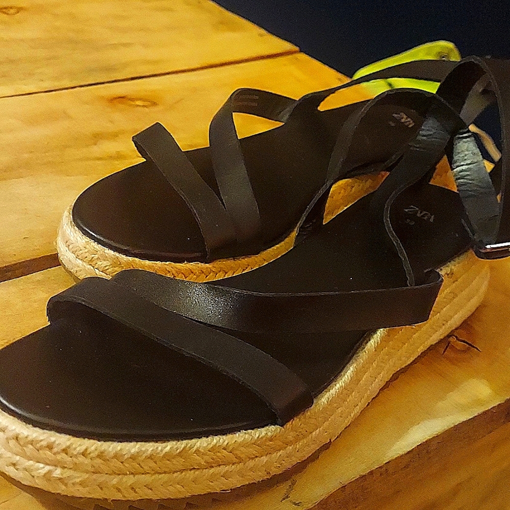 $NEW..ZARA LEATHER CUTE SANDALS!! IN MINT CONDITION!!! COMFORTABLE AND CLASSY !!